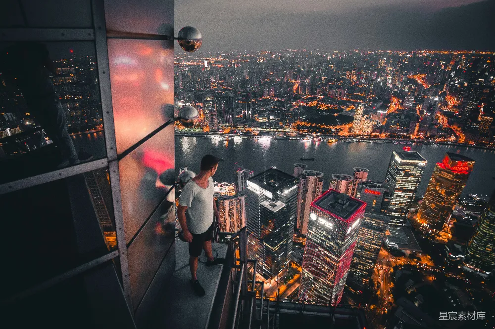 高清摄影 城市夜景 孤独 高楼大厦 都市生活 夜晚 城市夜景中的孤独身影