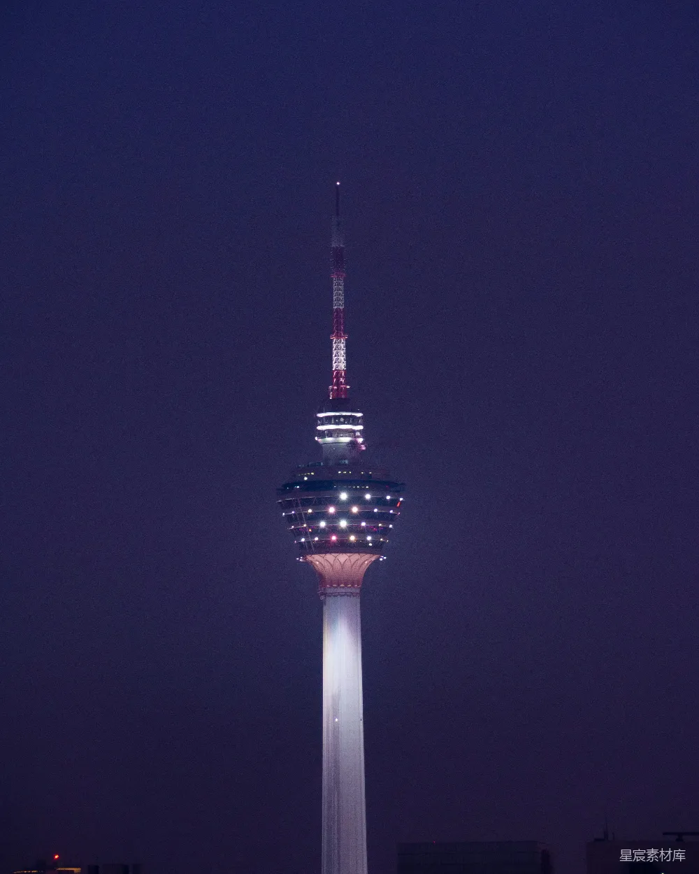 高清摄影 夜景 建筑 照明 城市 现代 夜幕下的高塔