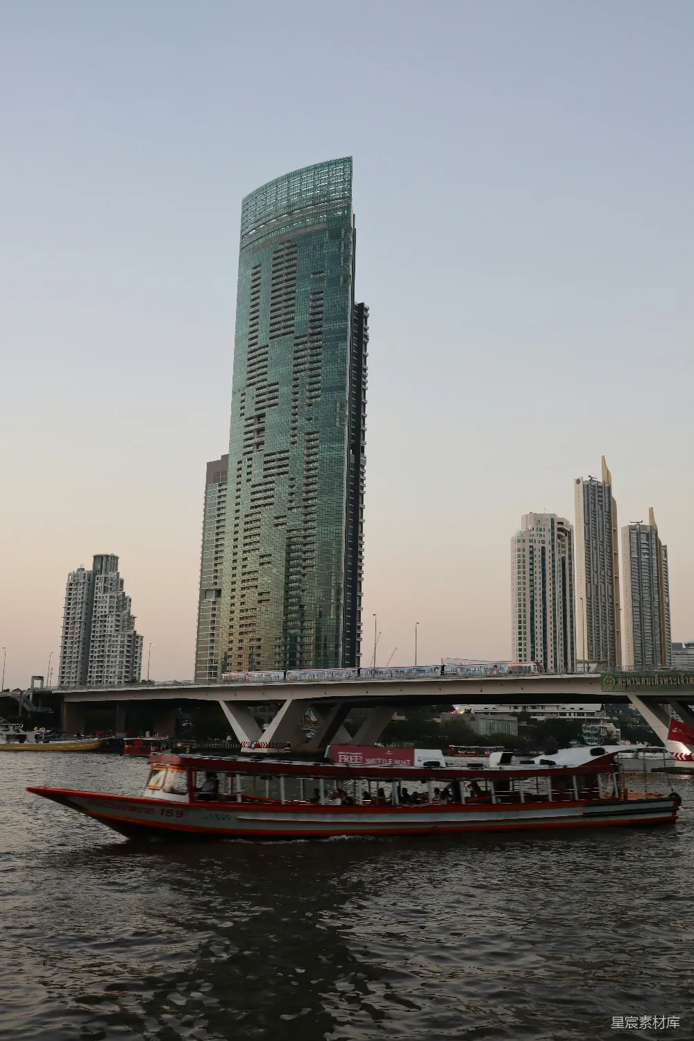 高清摄影 城市 建筑 河流 渡轮 都市 现代城市与河流上的渡轮