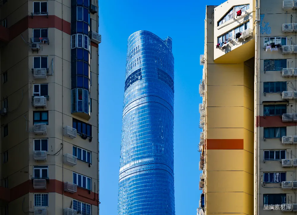 高清摄影 城市景观 现代建筑 传统住宅 对比 都市风光 高楼之间的现代与传统