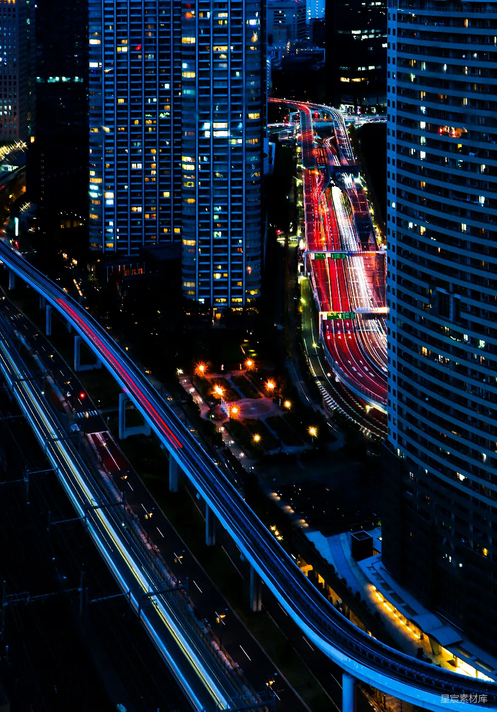 高清摄影 城市夜景 高楼大厦 高速公路 城市风光 夜间摄影 都市夜景：高楼与桥梁的光影交错