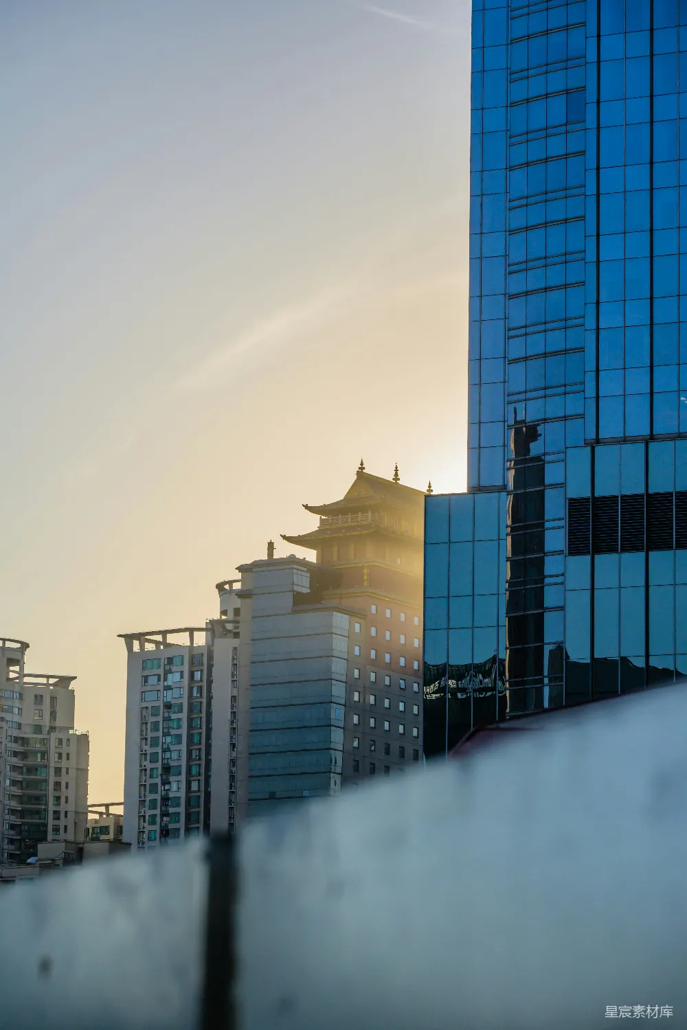 高清摄影 城市景观 日落 现代建筑 传统建筑 都市风情 现代与传统交融的都市剪影