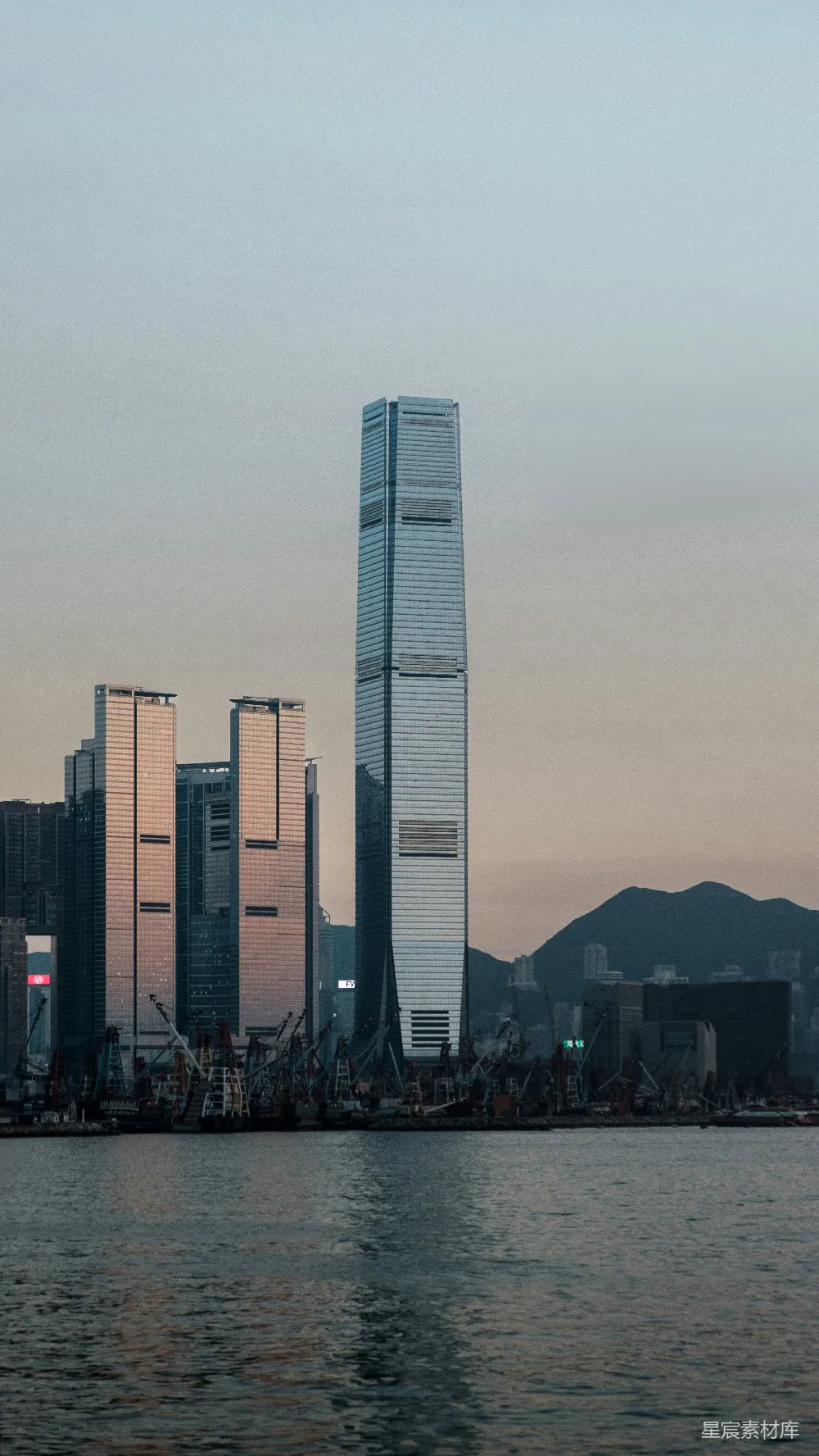 高清摄影 城市景观 摩天大楼 日落 水体 城市风光 香港天际线的壮丽景色