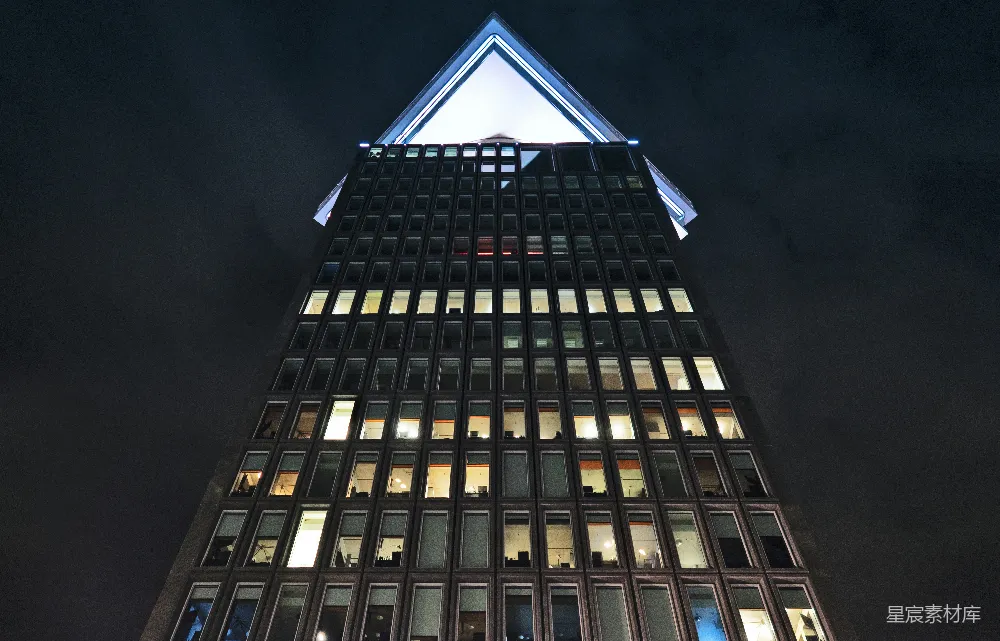 高清摄影 城市夜景 高楼大厦 几何设计 现代建筑 商务中心 夜晚的金字塔形高楼