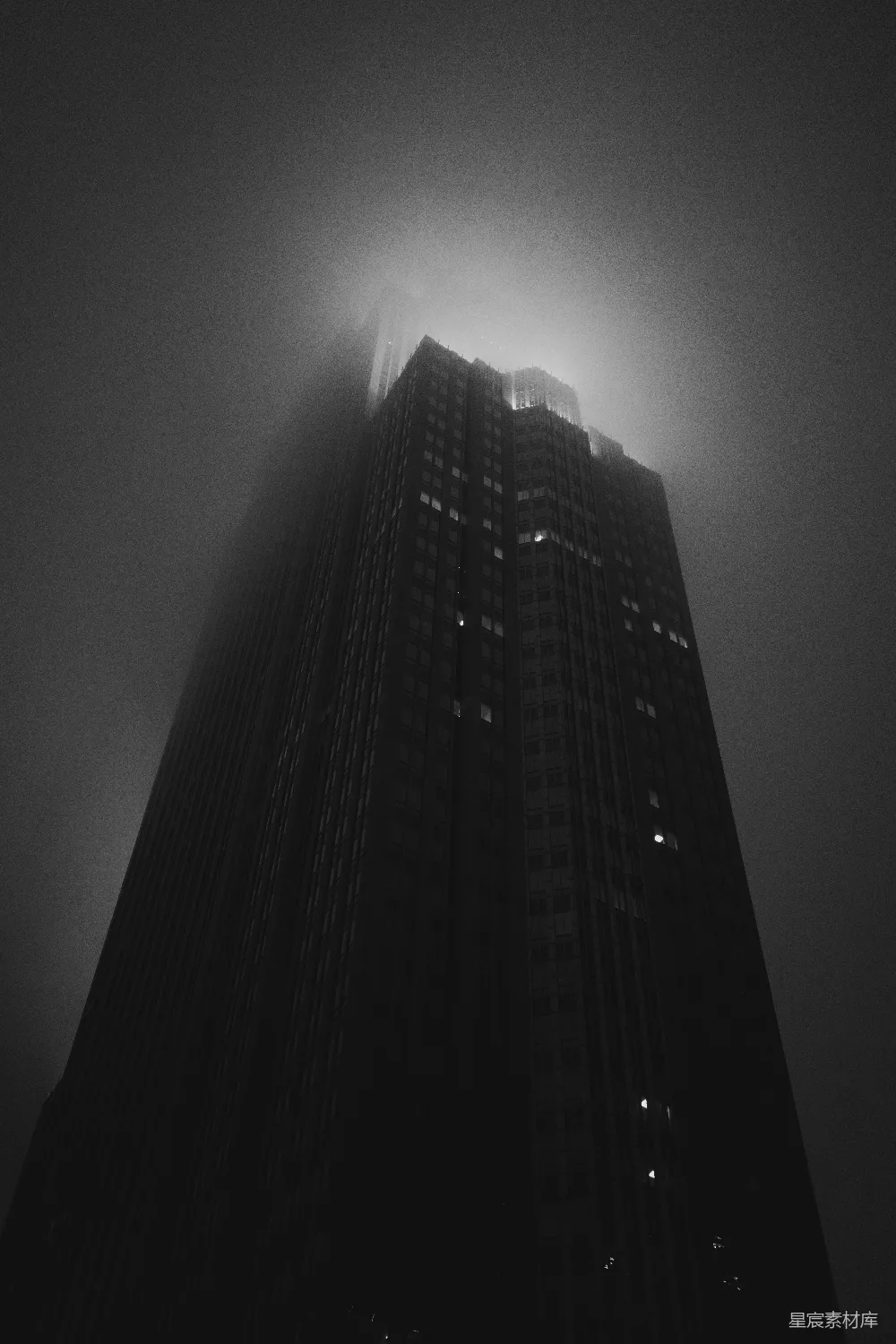 高清摄影 城市 摩天大楼 雾气 建筑 夜间 雾中摩天大楼