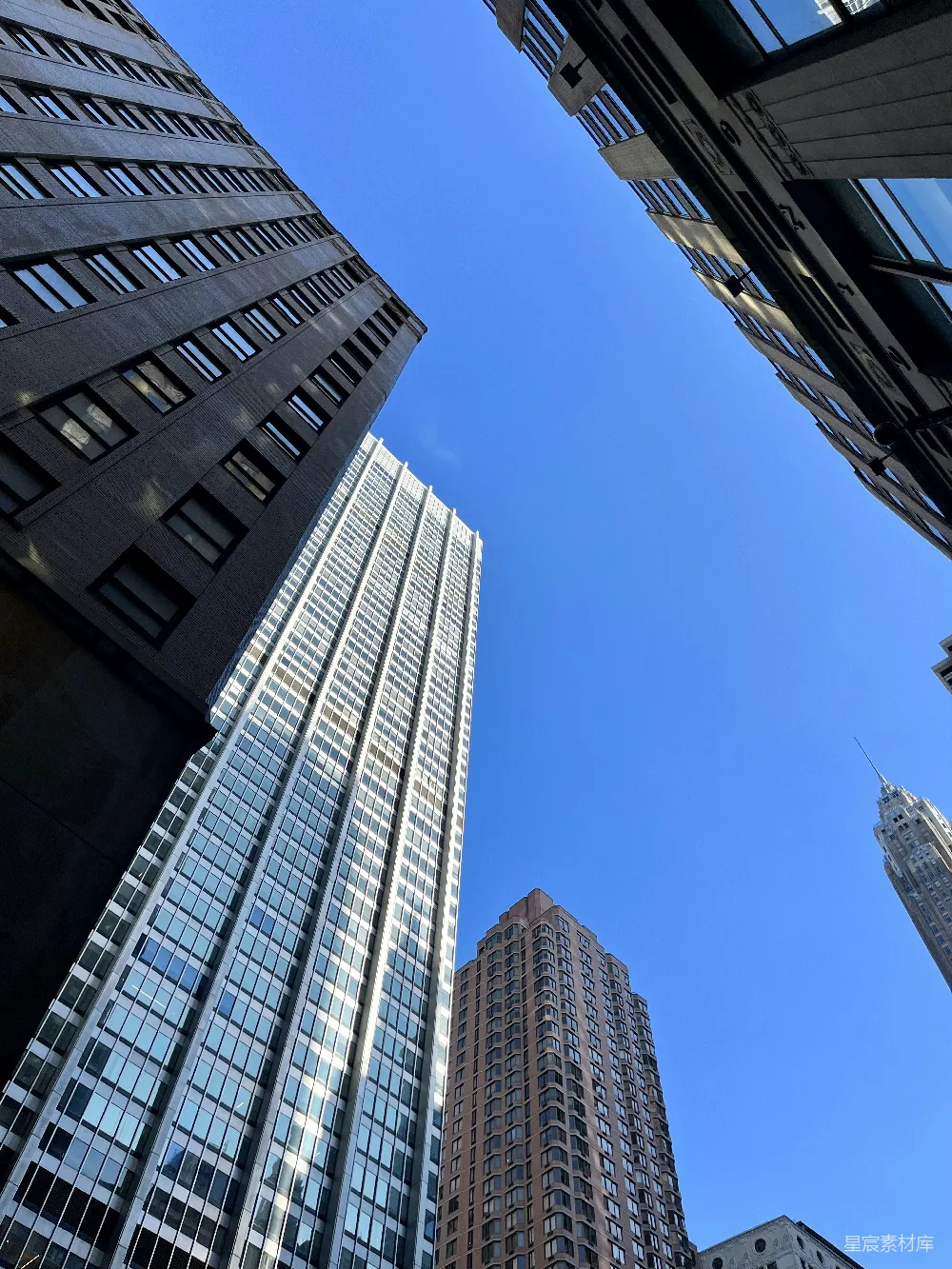 高清摄影 摩天大楼 城市景观 建筑艺术 蓝天 现代都市 仰望摩天大楼的视角