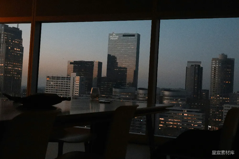 高清摄影 城市 黄昏 办公室 建筑 视角 城市的剪影：黄昏时分的办公室视角