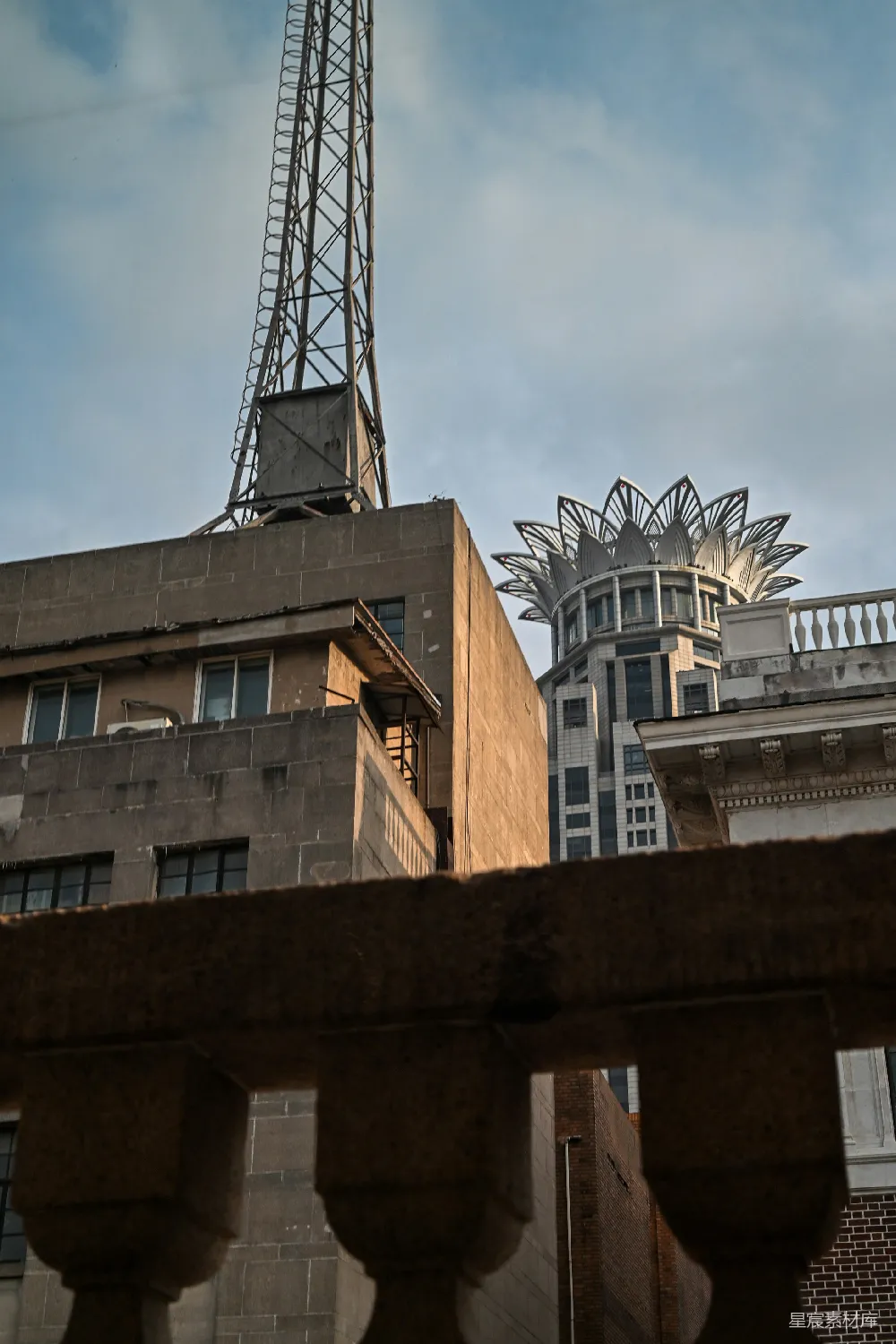 高清摄影 老建筑 现代高楼 对比 城市景观 建筑美学 老建筑与现代高楼的对比