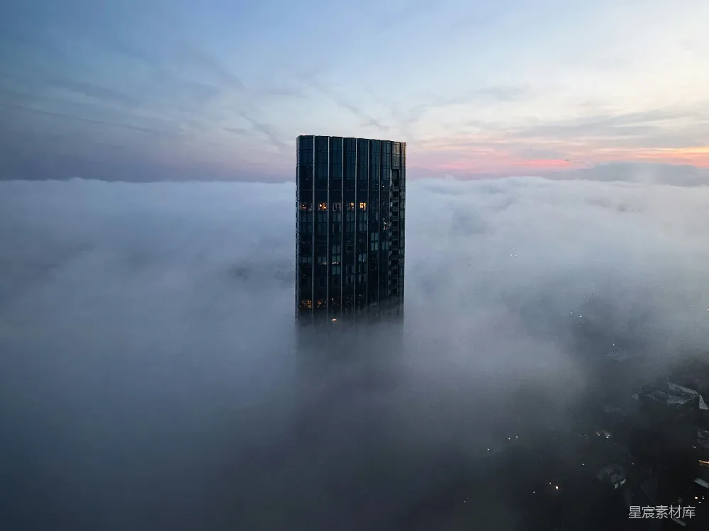 高清摄影 城市 高楼 雾景 建筑 现代 云端高楼：雾中城市
