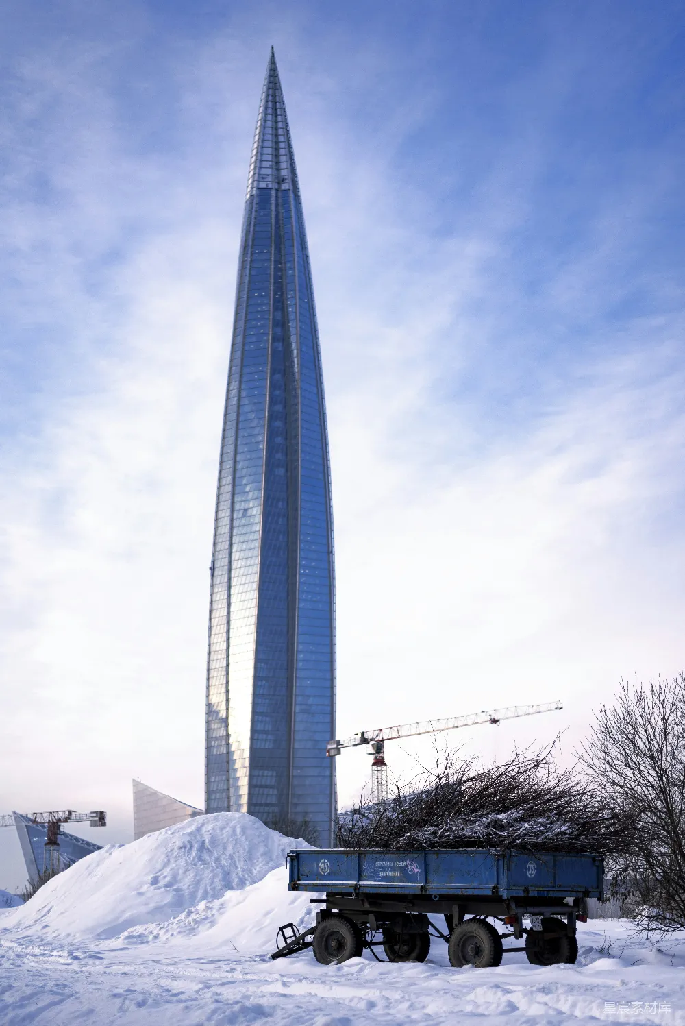 高清摄影 摩天大楼 冬季 雪景 建筑 对比 现代与传统：摩天大楼下的冬季雪景