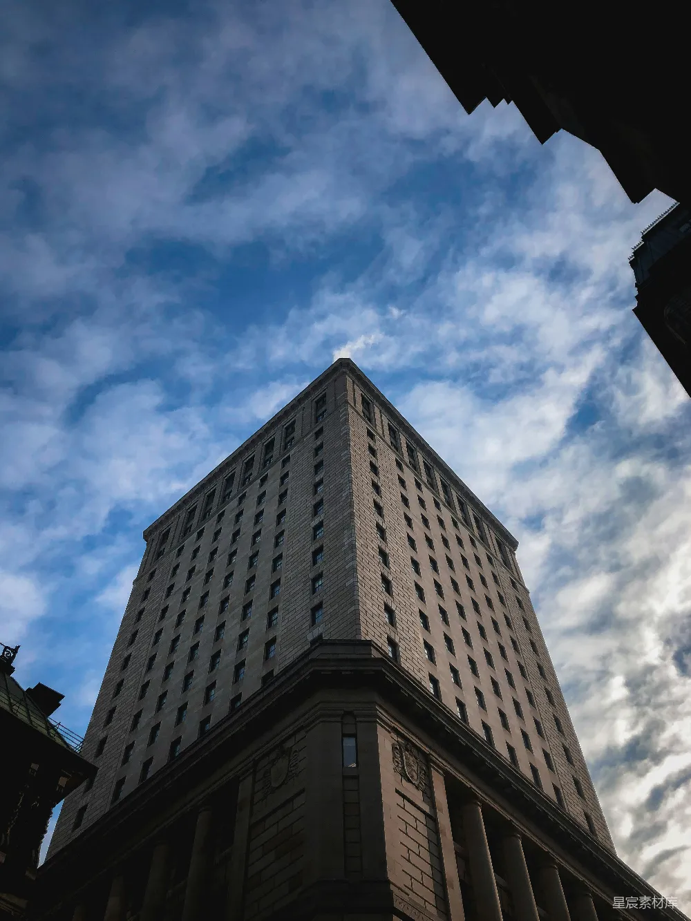 高清摄影 摩天大楼 建筑 城市景观 云彩 现代 云下的摩天大楼