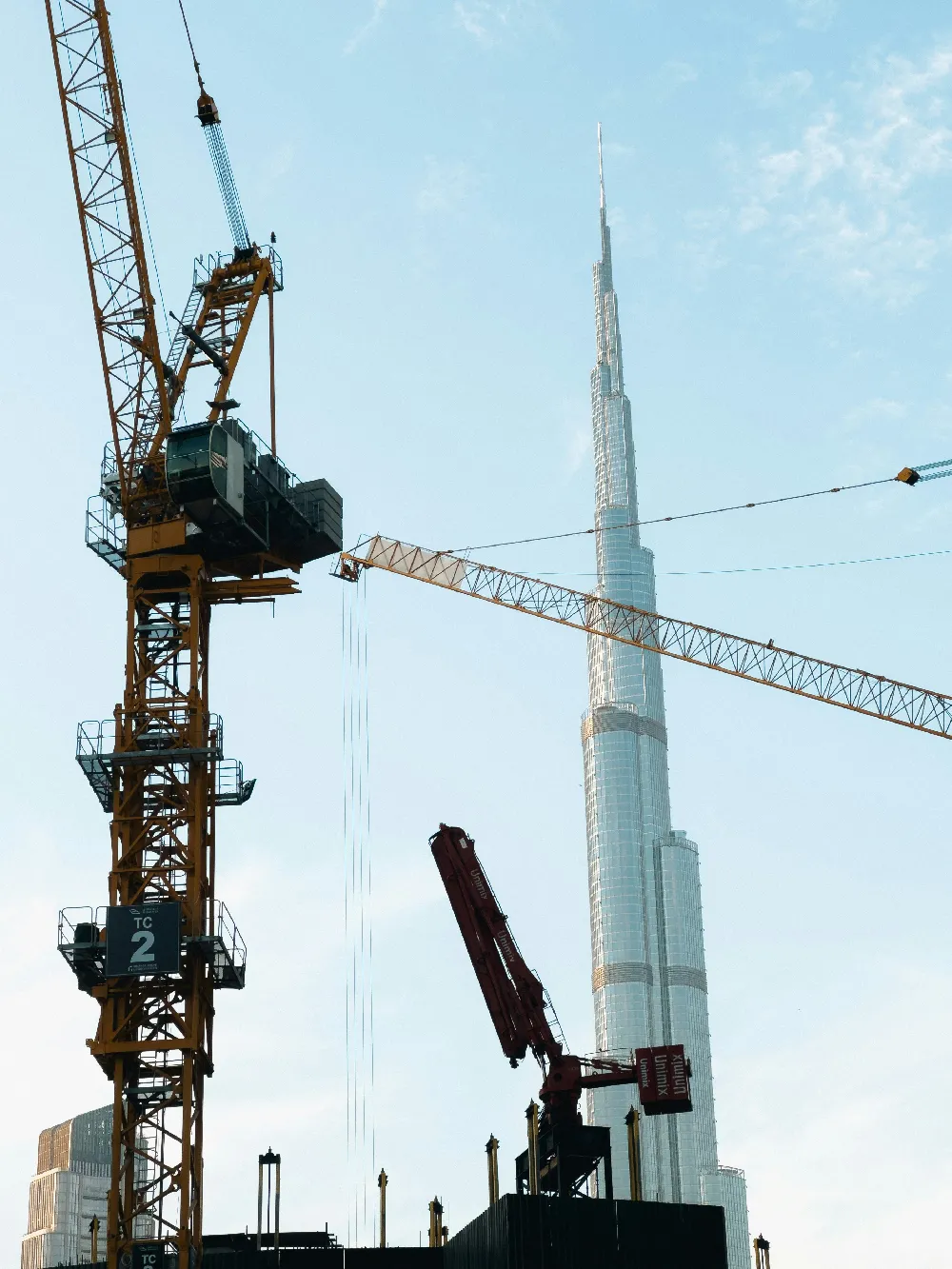 高清摄影 建筑 城市景观 高楼 施工 现代化 迪拜地标建筑与施工起重机