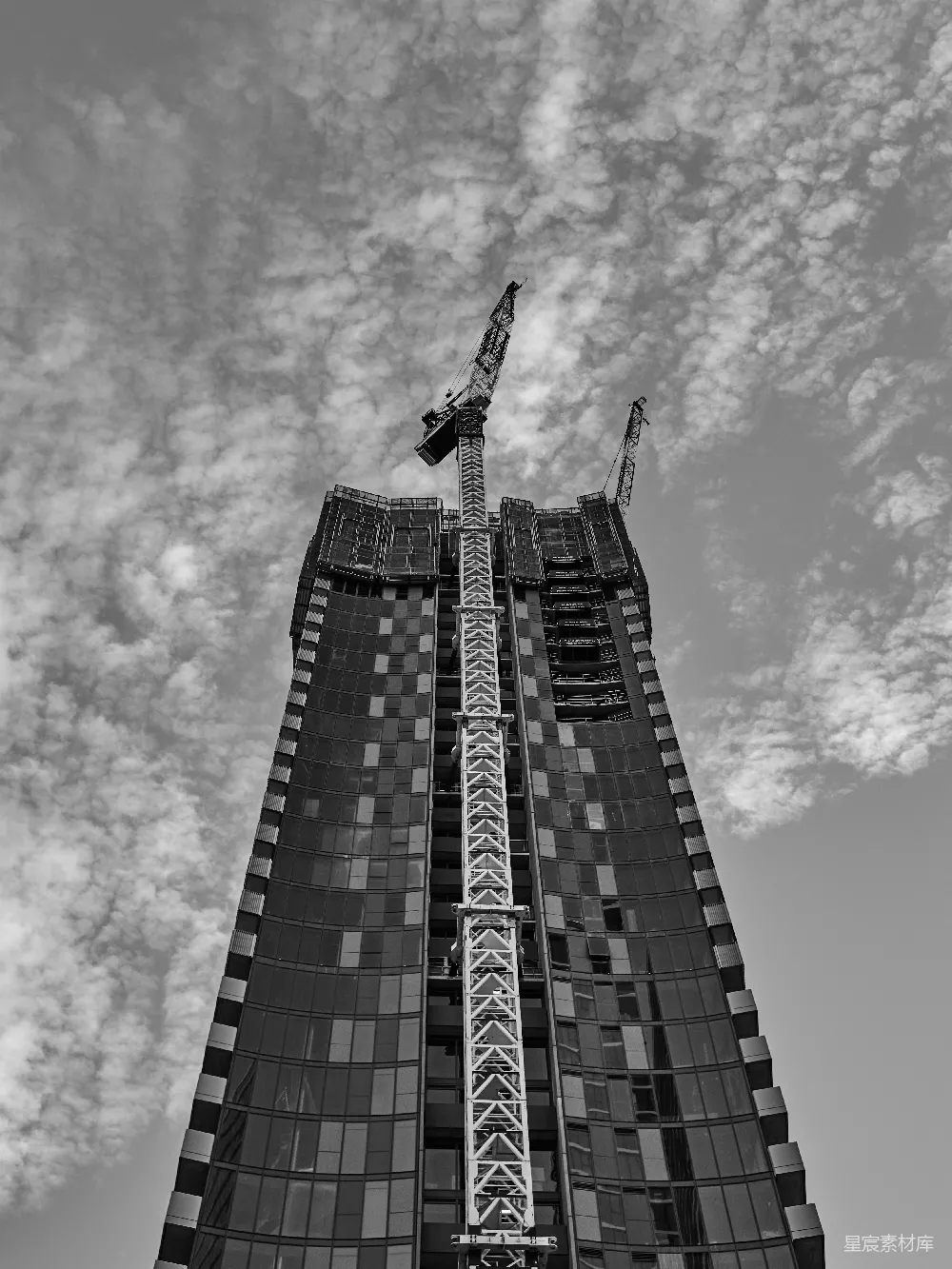 高清摄影 建筑 起重机 摩天大楼 城市 工业 建筑中的起重机与摩天大楼