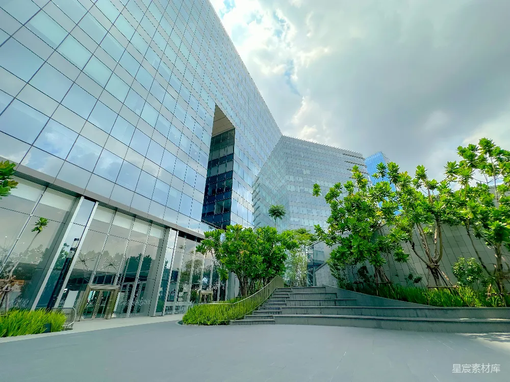 高清摄影 现代建筑 自然景观 城市环境 商务办公 城市风光 现代玻璃建筑与自然景观的和谐共存