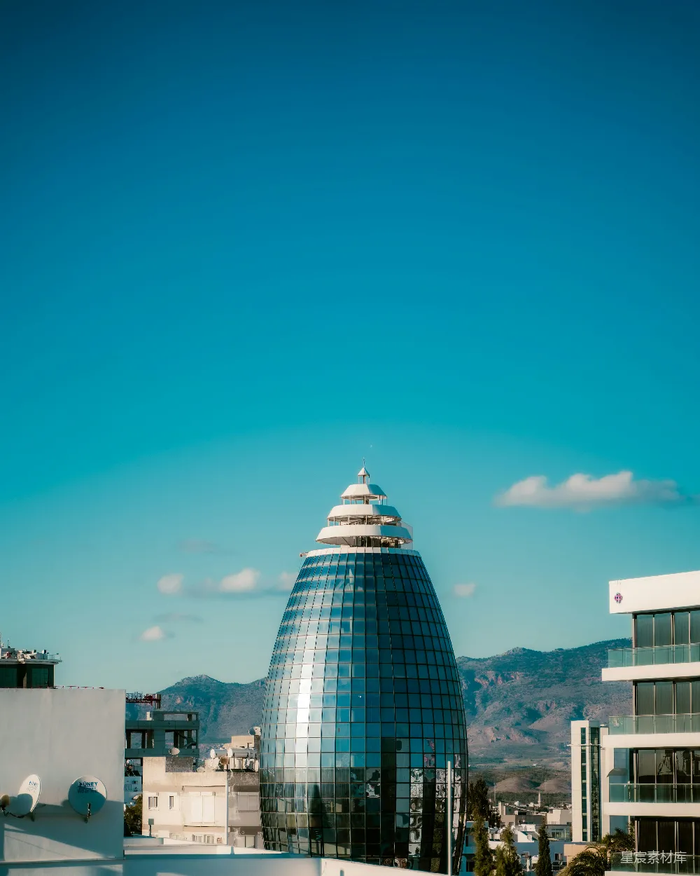 高清摄影 建筑 现代 蓝天 圆顶 城市 现代玻璃圆顶建筑与蓝天
