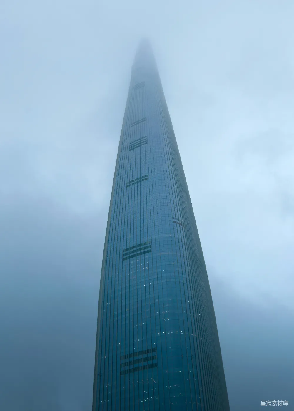 高清摄影 摩天大楼 现代建筑 城市景观 建筑摄影 都市风格 雾中的摩天大楼