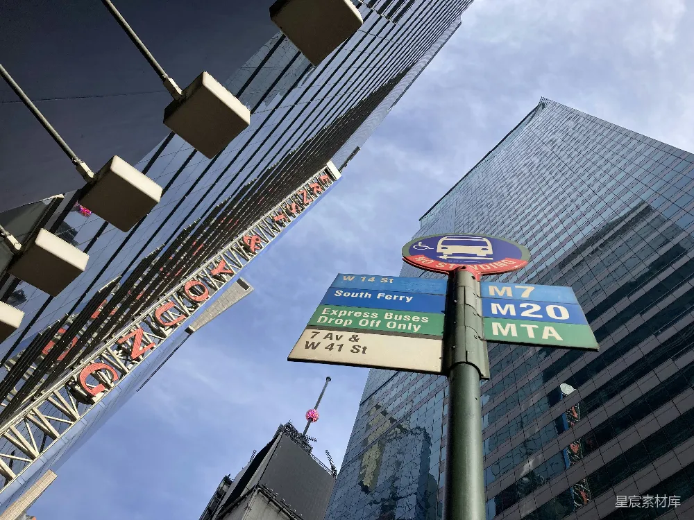 高清摄影 纽约 街道标识 摩天大楼 城市景观 公共交通 纽约时代广场的街角标识