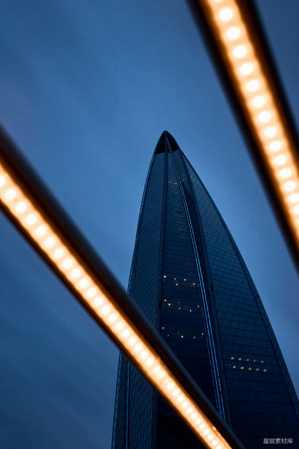 高清摄影 城市夜景 摩天大楼 现代建筑 灯光设计 都市风光 摩天大楼夜景：灯光与建筑的和谐