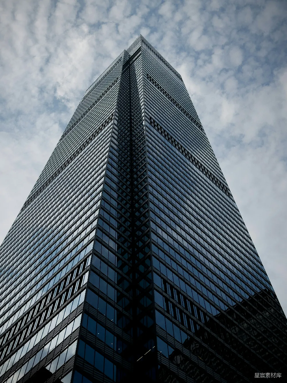 高清摄影 摩天大楼 现代建筑 城市景观 建筑美学 都市风景 摩天大楼仰视视角