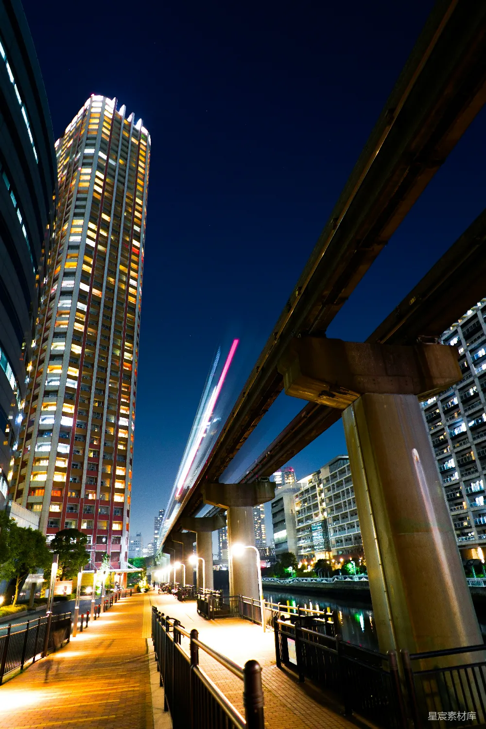 高清摄影 城市夜景 未来科技 现代建筑 城市风光 都市生活 都市夜景下的未来列车