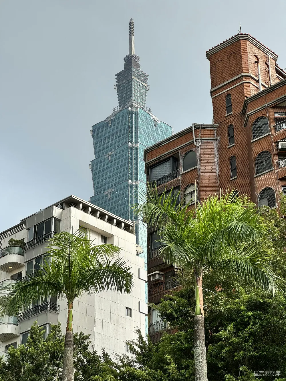 高清摄影 台北 城市景观 现代化 传统建筑 都市风光 台北101大厦与传统建筑的对比