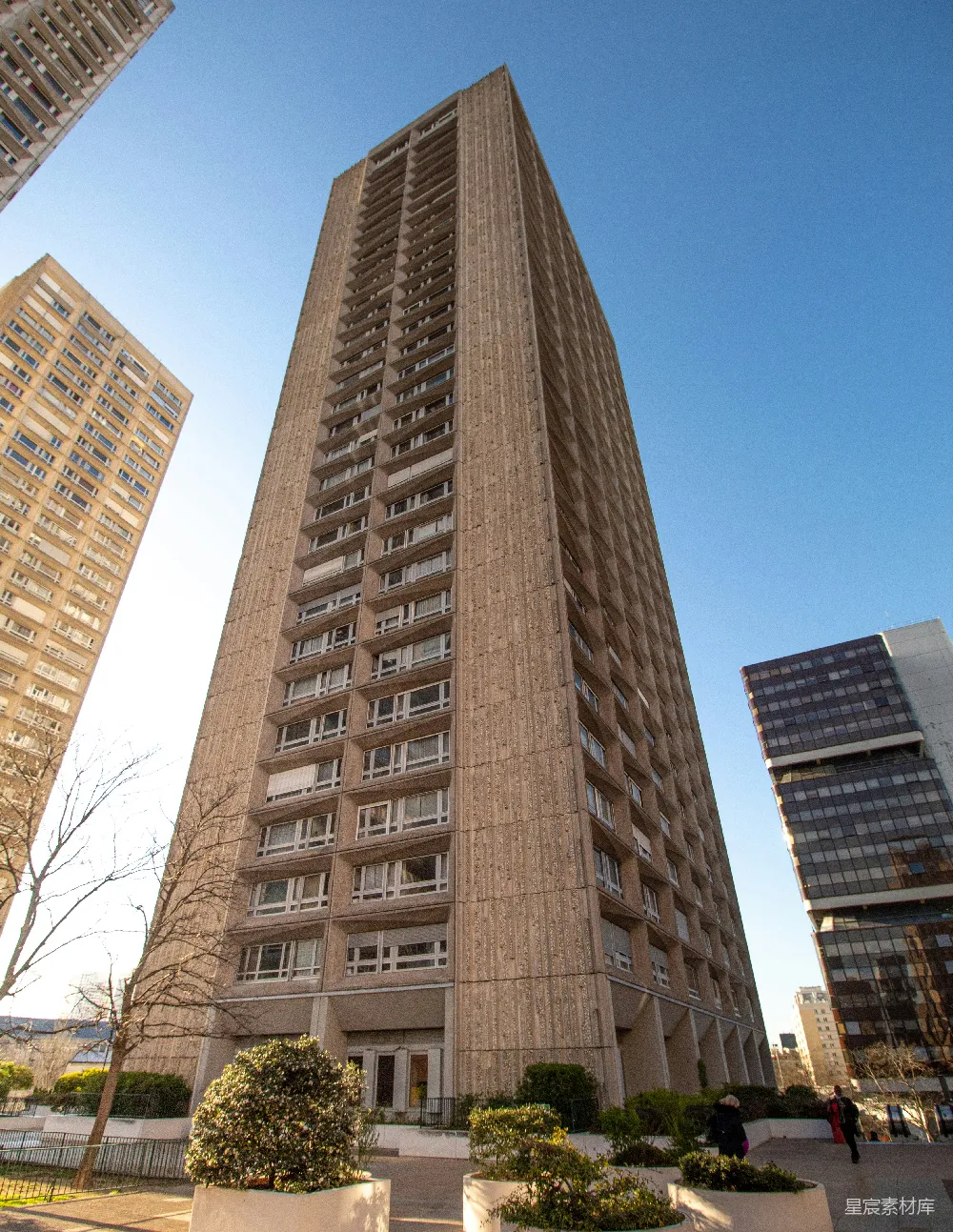 高清摄影 现代建筑 城市景观 高层建筑 户外场景 都市生活 现代城市中的高层建筑