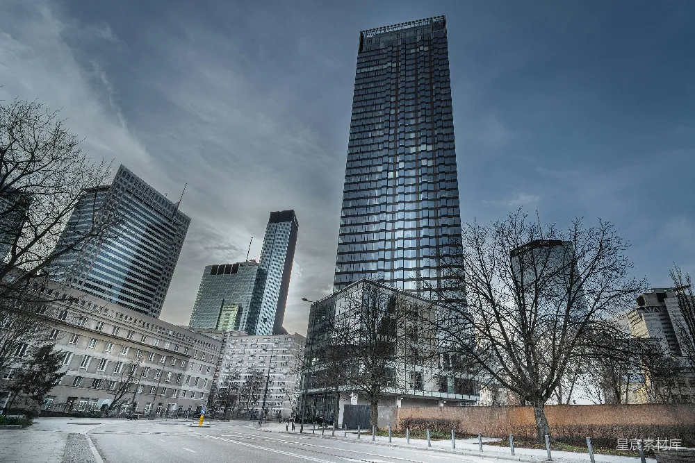 高清摄影 城市景观 摩天大楼 现代建筑 城市天际线 宁静 摩天大楼下的宁静街道