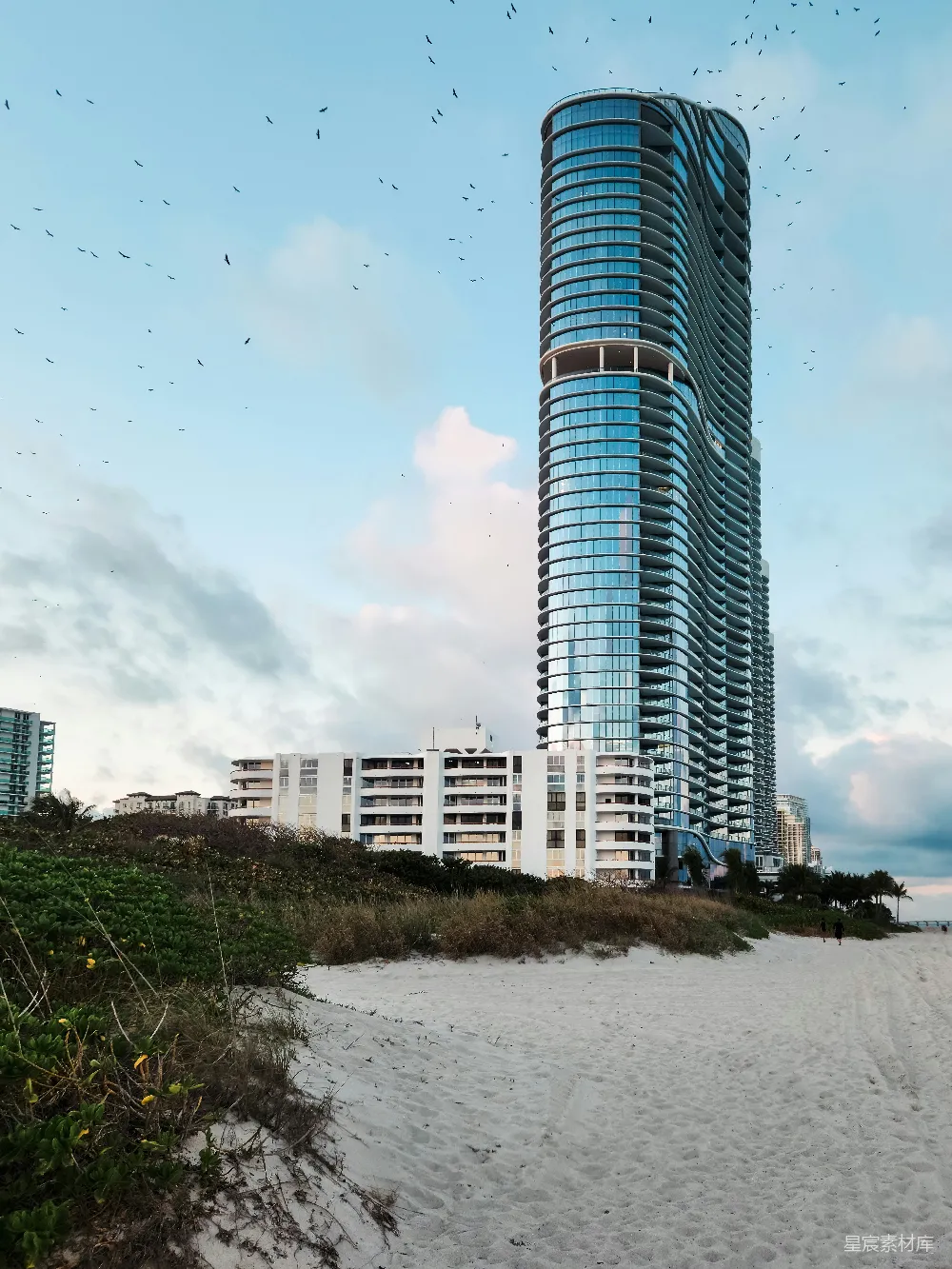 高清摄影 摩天大楼 海滨 建筑 城市风光 自然与建筑 海滨摩天大楼与沙滩