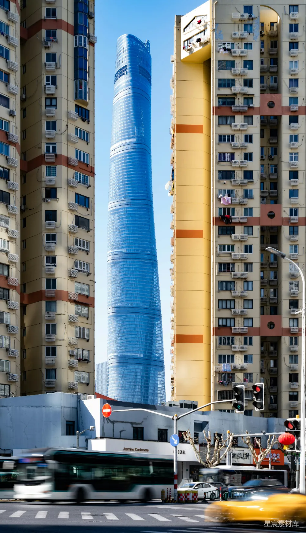 高清摄影 城市景观 摩天大楼 老式建筑 现代与传统 都市生活 摩天大楼与老式建筑的现代与传统对峙