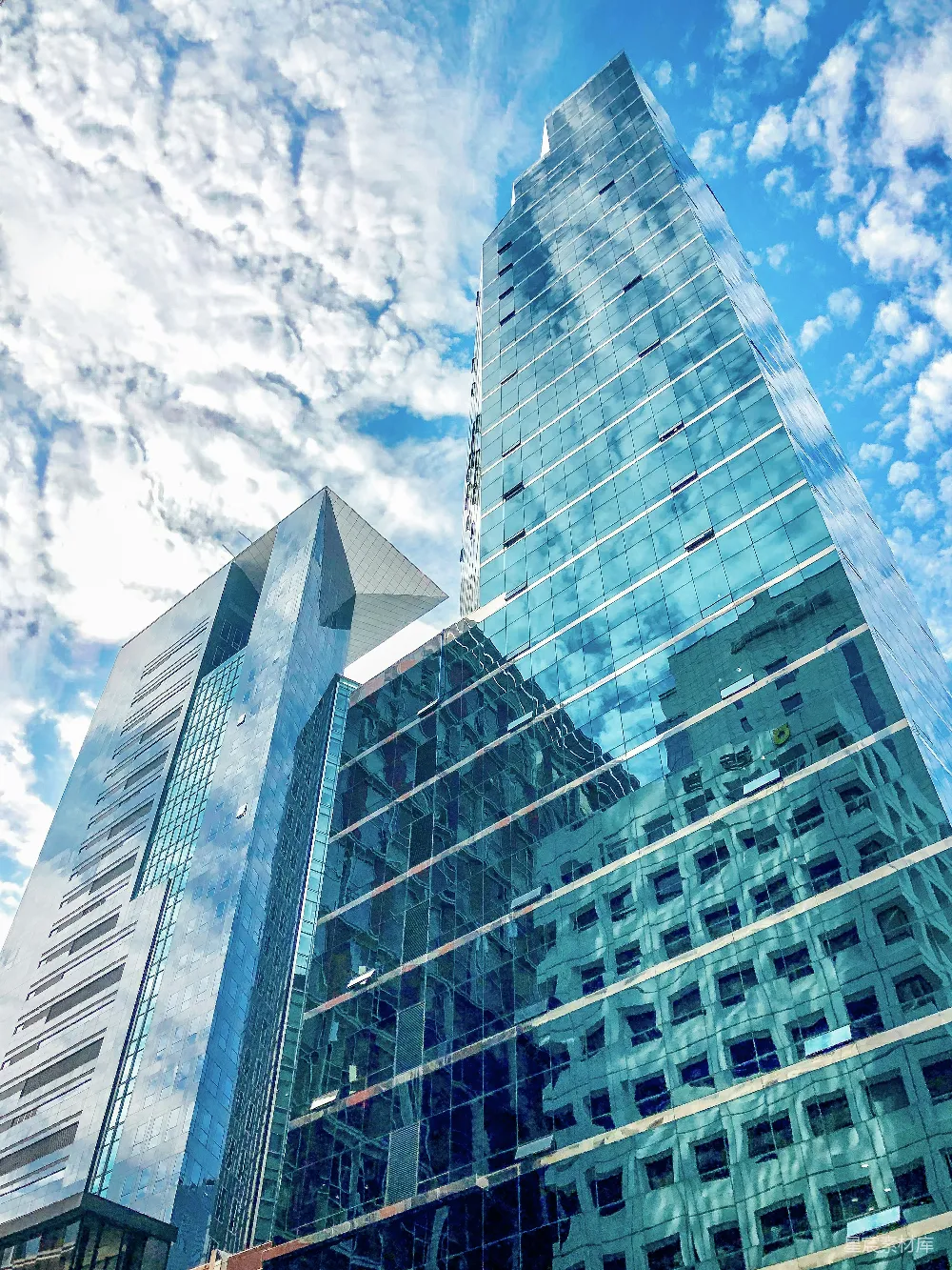 高清摄影 摩天大楼 现代建筑 城市景观 蓝天白云 都市风光 摩天大楼与蓝天白云