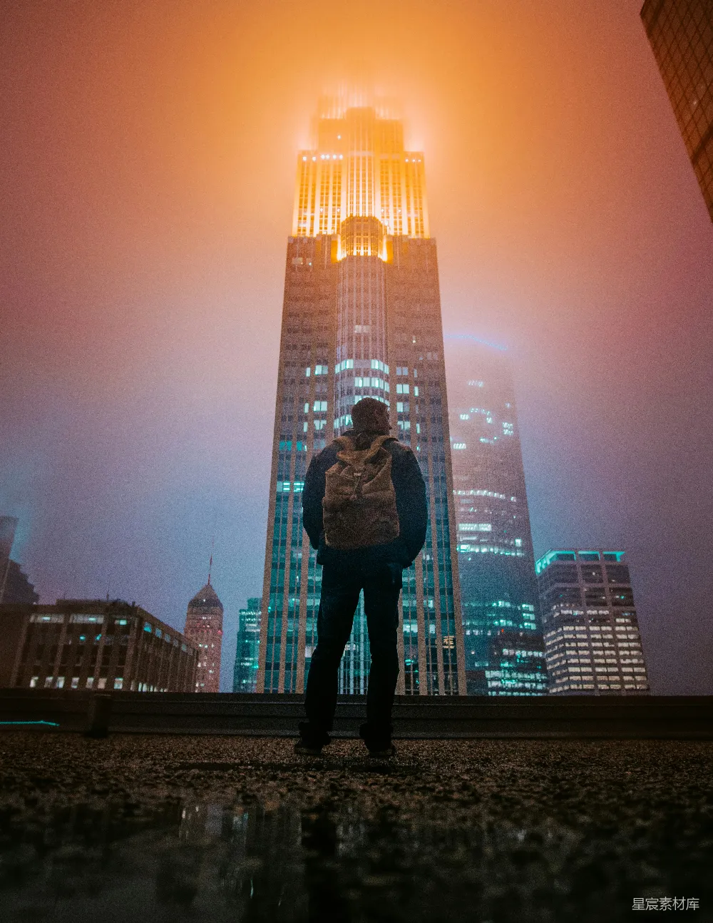 高清摄影 城市 雾 背影 旅行者 夜景 雾中城市的背影