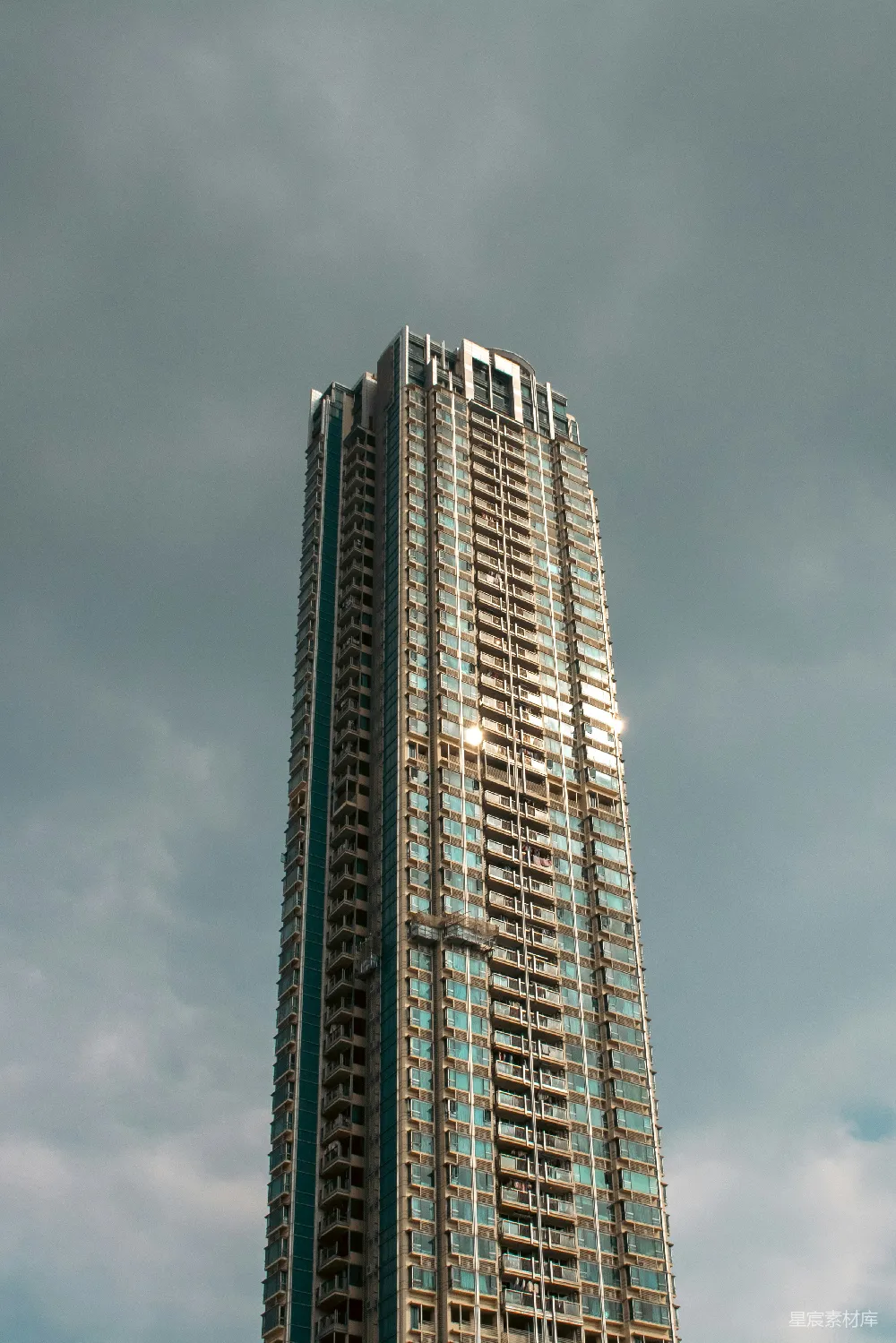 高清摄影 城市 建筑 现代 风景 城市景观 摩天大楼与阴云
