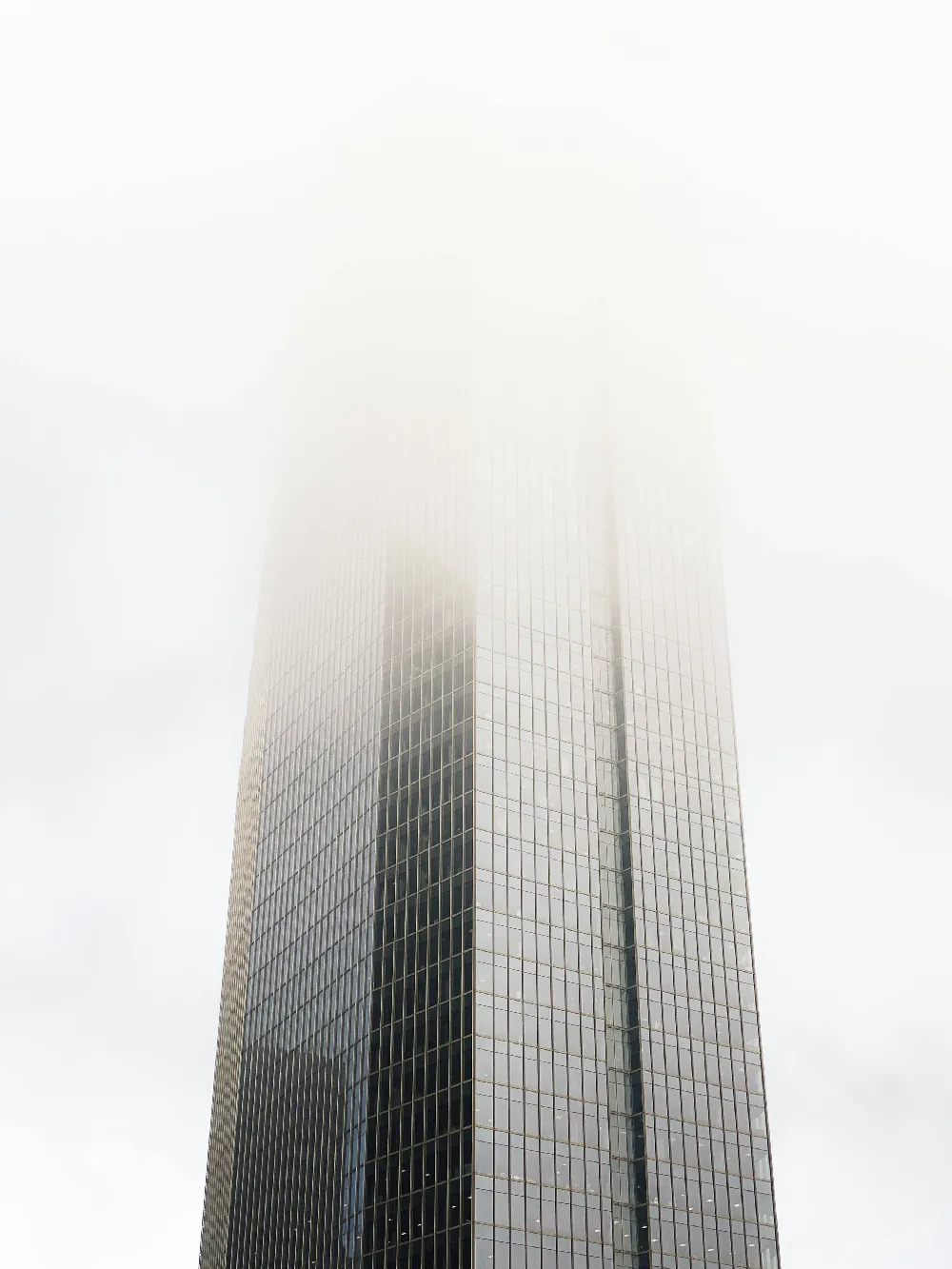 高清摄影 摩天大楼 现代建筑 城市风光 低角度拍摄 雾景 雾中摩天大楼