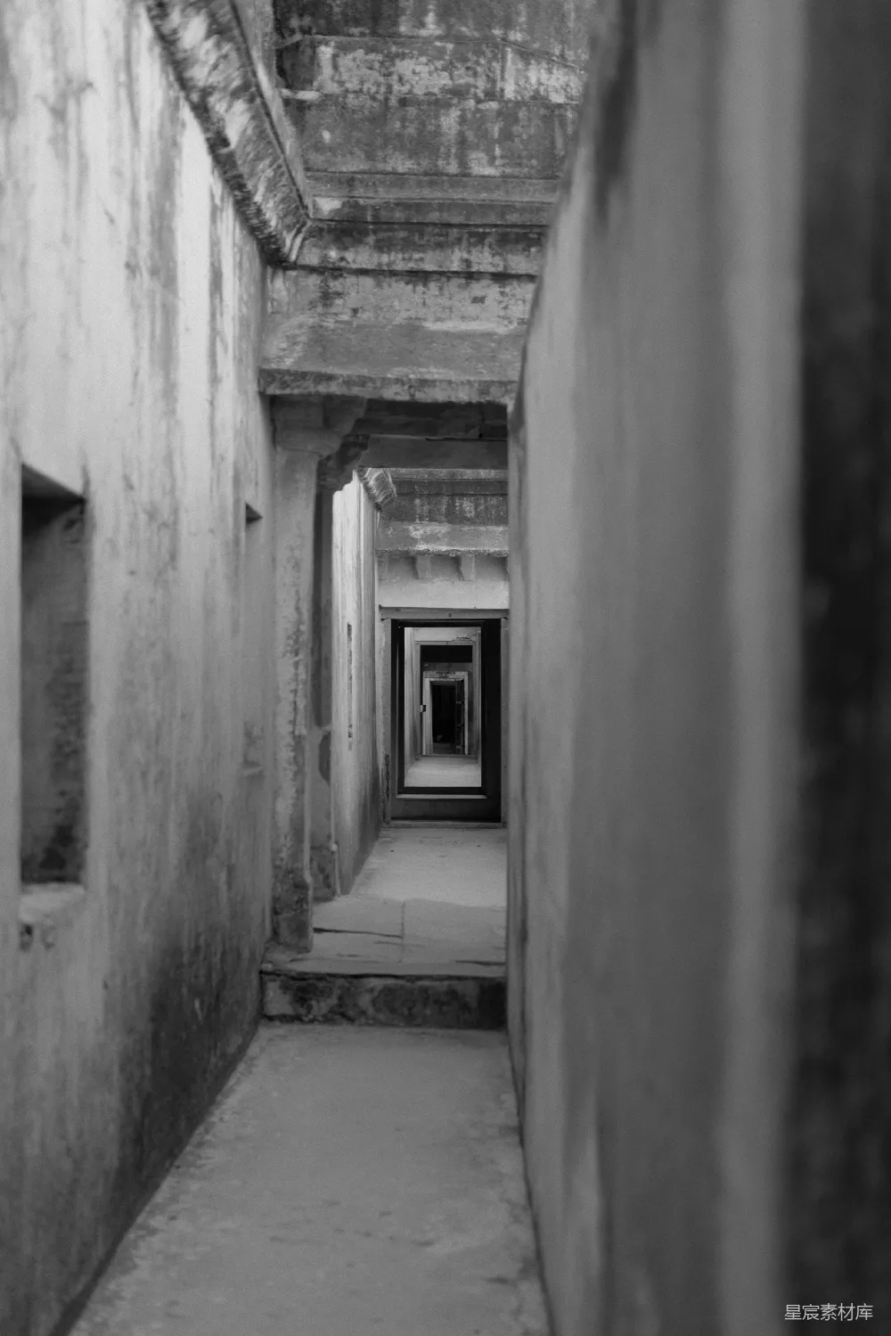 高清摄影 废弃建筑 走廊 黑白摄影 建筑废墟 神秘感 废弃建筑中的走廊