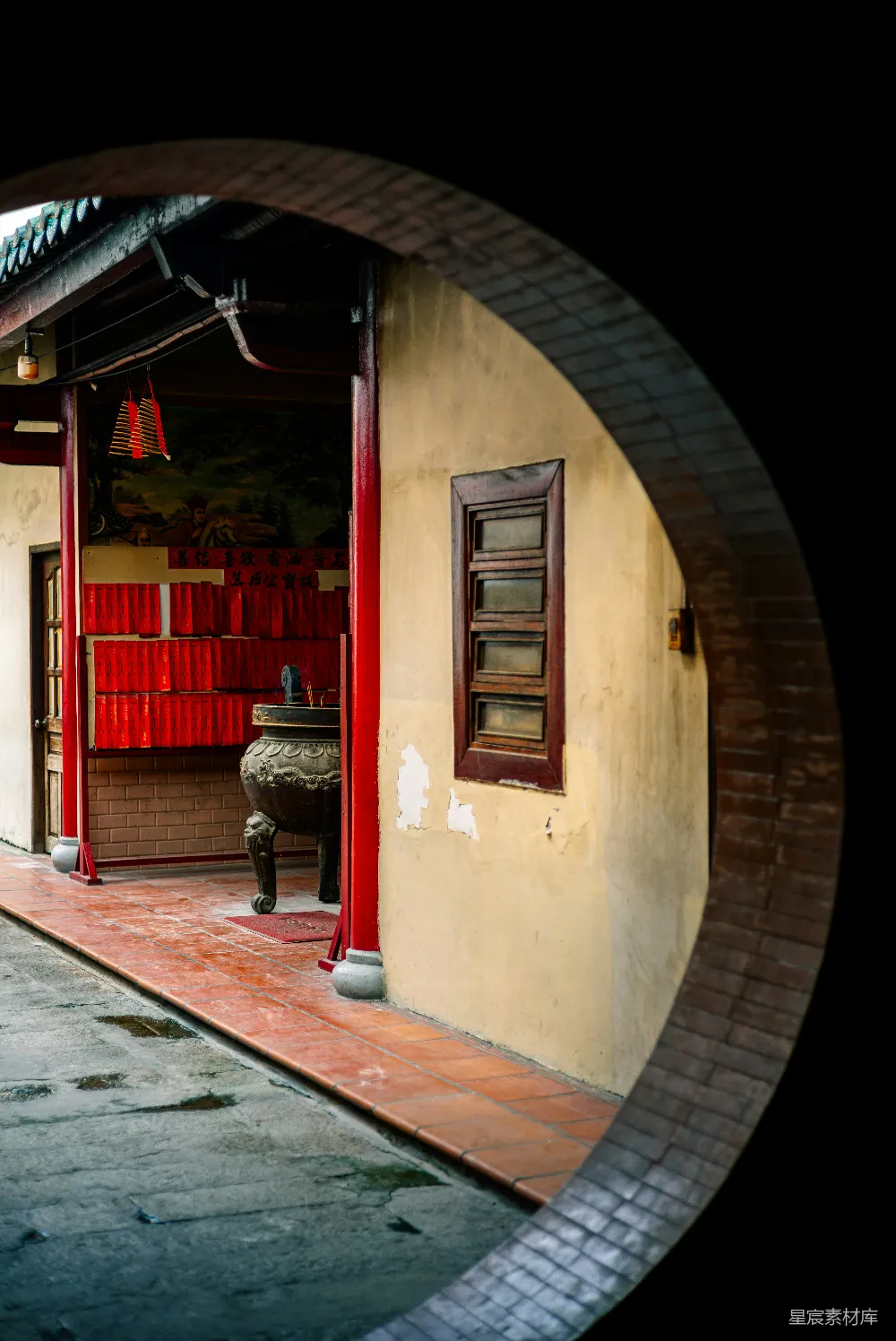 高清摄影 中国传统 庙宇 圆形拱门 宗教场所 文化遗迹 透过圆形拱门看传统的庙宇