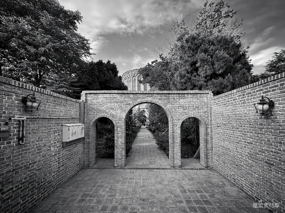 高清摄影 黑白色调 园林景观 历史建筑 静谧氛围 砖石结构 砖墙拱门与花园的静谧一角
