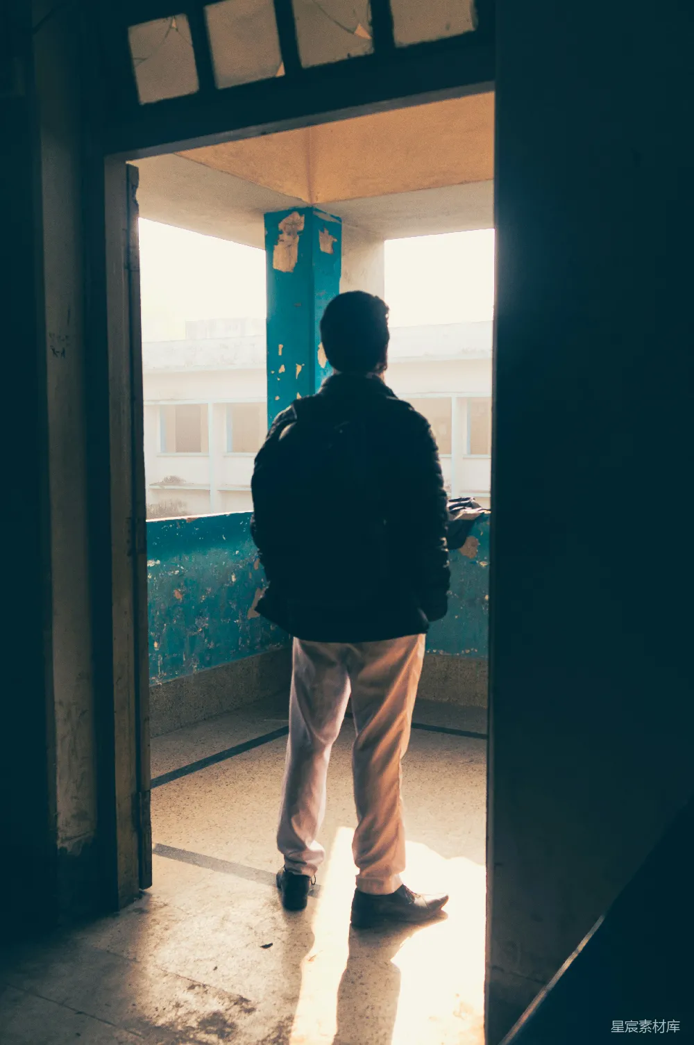 高清摄影 背影 离别 光影 建筑 旅途 背影中的离别