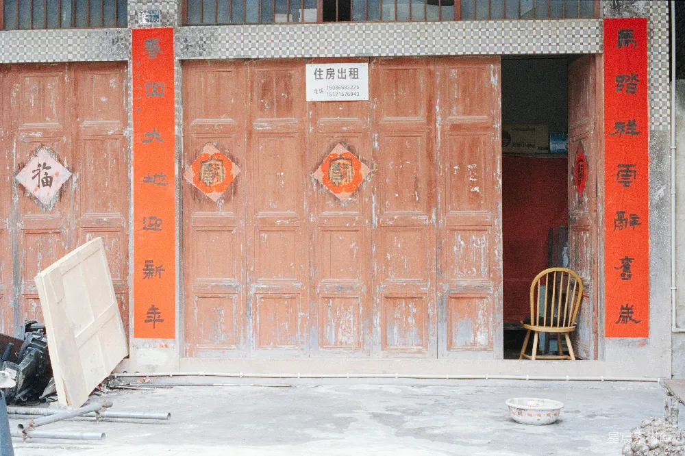 高清摄影 门扉 对联 新年 旧建筑 装饰 老旧门扉与新年对联