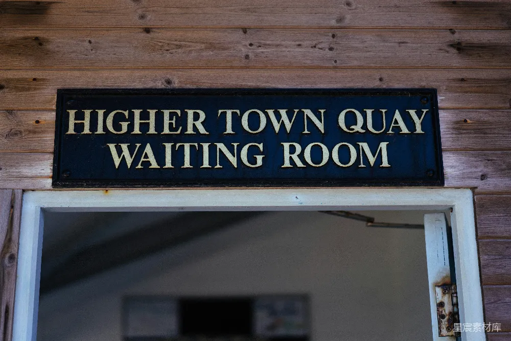 高清摄影 火车站 等候室 指示牌 木质背景 经典风格 Higher Town Quay Waiting Room