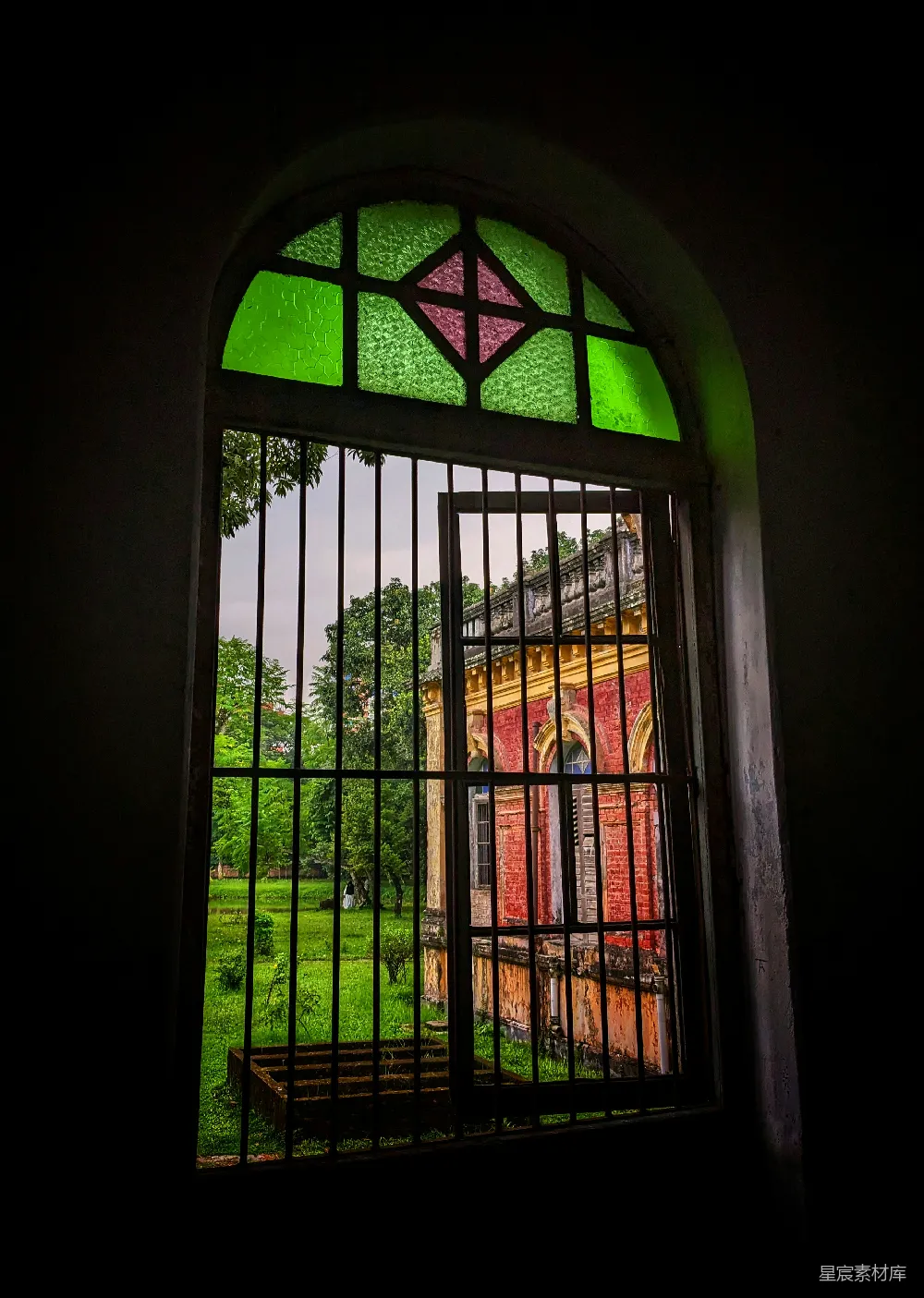高清摄影 建筑 历史 铁窗 光影 庭院 透过铁窗看历史建筑