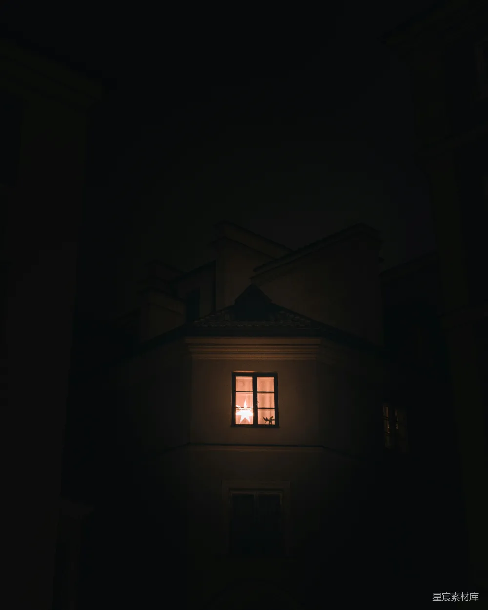 高清摄影 夜景 建筑 窗户 温暖 宁静 夜幕下的温馨之光