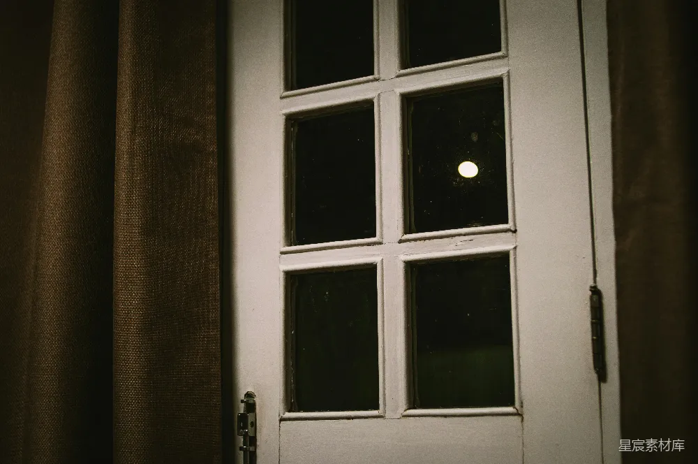 高清摄影 窗户 夜晚 月光 复古 宁静 旧窗的月光