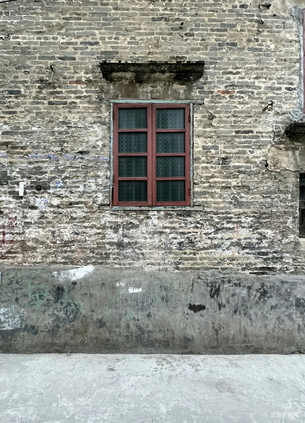 高清摄影 老建筑 砖墙 窗户 复古风格 城市记忆 老砖墙上的窗户