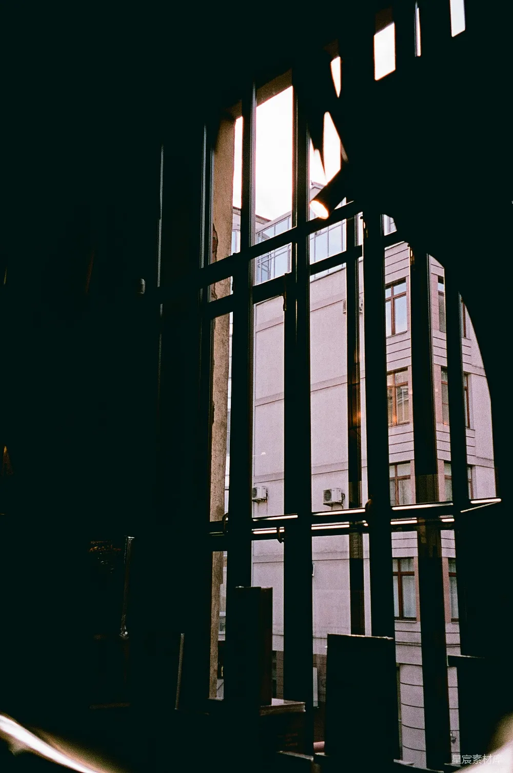 高清摄影 铁栅栏 建筑倒影 城市景观 城市光影 现代建筑 透过铁栅栏的建筑倒影