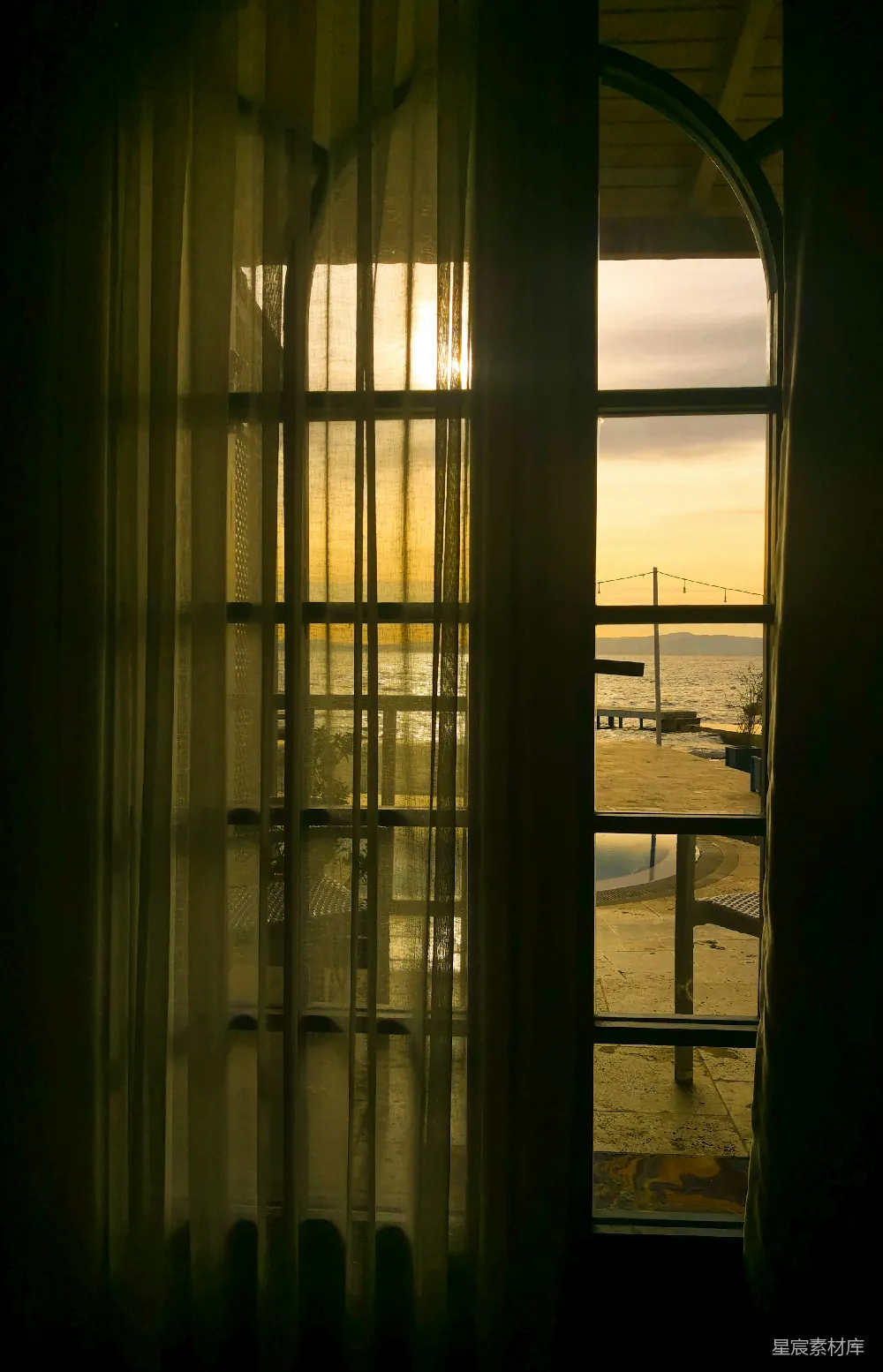 高清摄影 窗户 夕阳 窗帘 海景 宁静 夕阳透过窗帘的海景