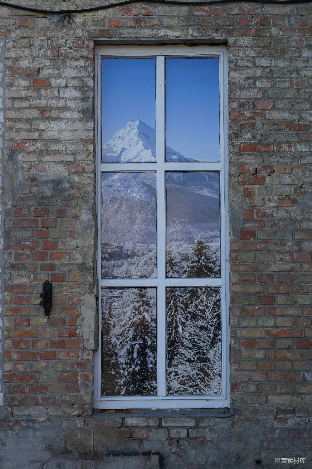高清摄影 窗户 雪景 山脉 冬季 自然风光 窗外的冬日山景