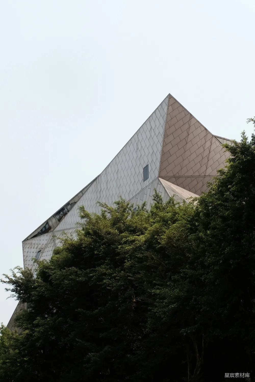 高清摄影 现代建筑 几何线条 绿色植物 城市景观 自然融合 现代建筑与自然的和谐之美