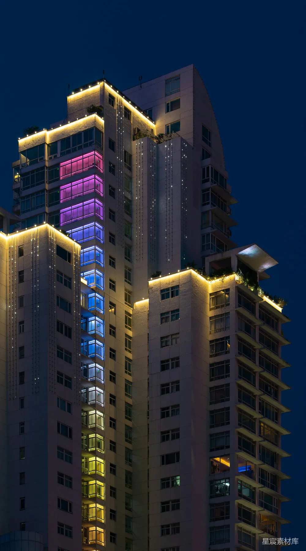 高清摄影 夜景 建筑 城市 灯光 现代 夜色中的高层建筑