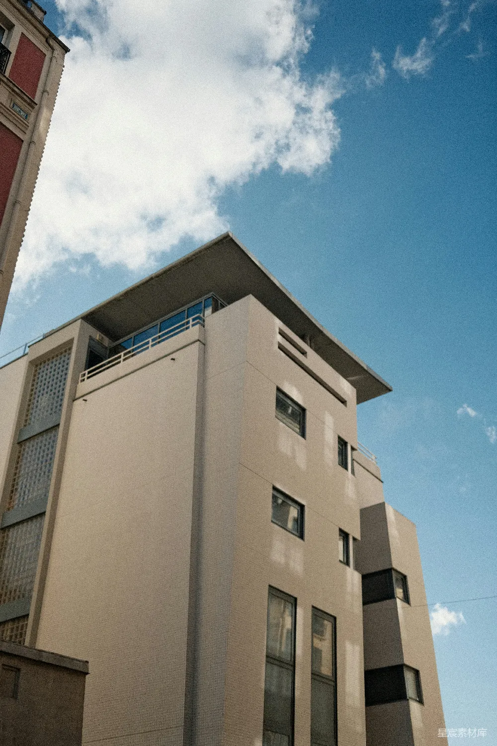 高清摄影 建筑 现代 城市 天空 自然 现代建筑与蓝天白云