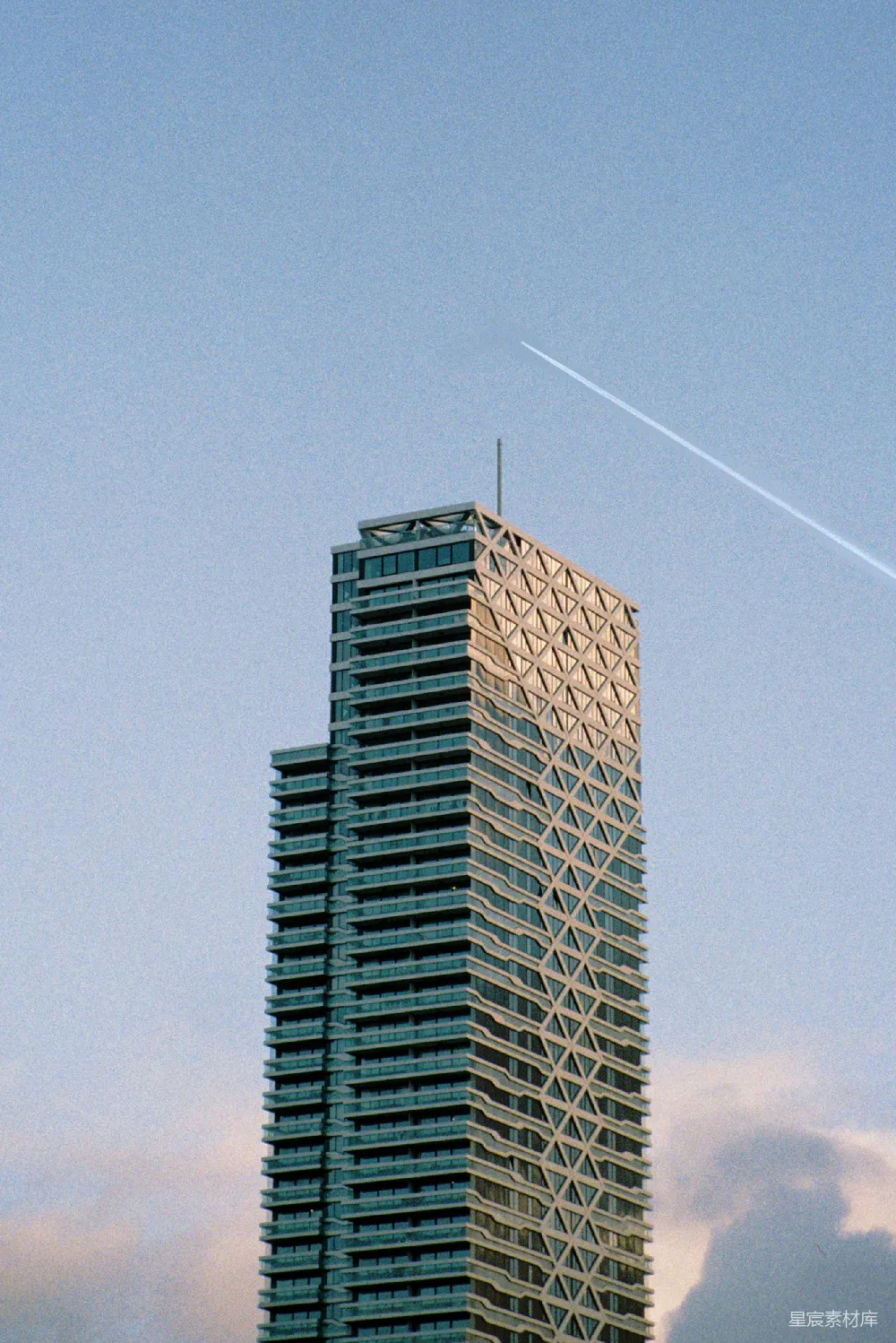高清摄影 摩天楼 现代建筑 城市景观 高耸入云 天空 现代摩天楼与空中飞鸟